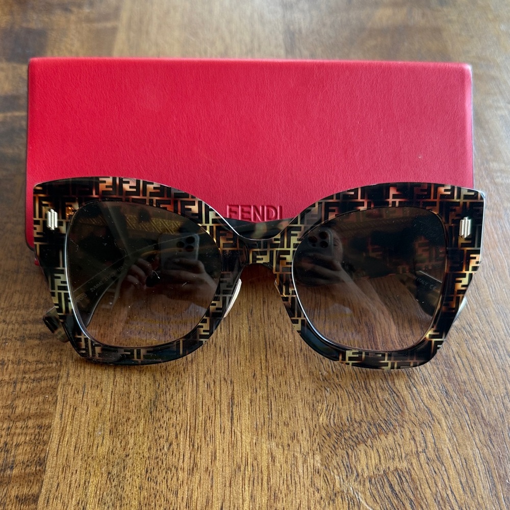 Fendi Tortoise Logo Cat-Eye Sunglasses - Brown